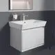 Waschtisch mit integrierter Armatur, weißer Oberfläche und einem Schubladenschrank darunter. Ideal Standard Produkte in einem modernen Badezimmer-Setup.